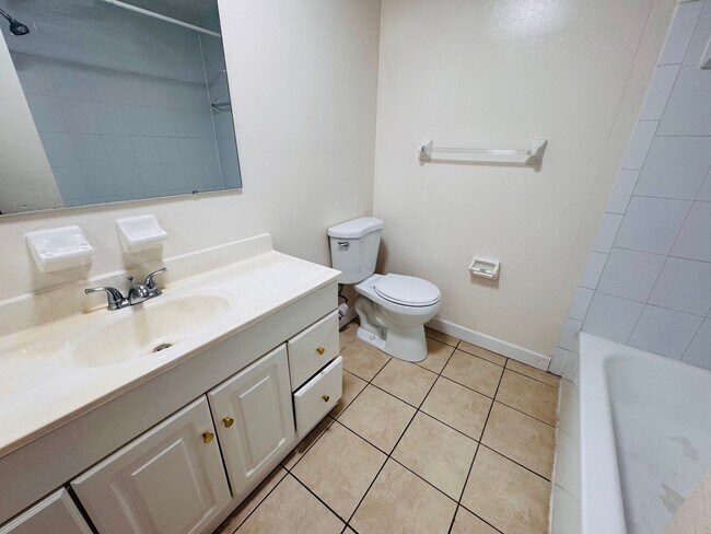Building Photo - SW Gainesville Condo