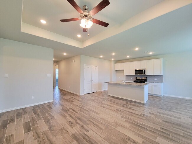 Building Photo - Quiet Cul De Sac! Tray Ceiling in Family & Primary suite. Wood Like Tile, Modern Gray Walls, Grea...