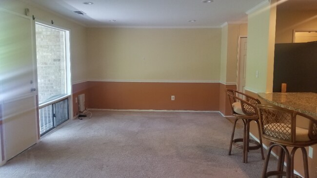 Building Photo - "Charming 2-Bed Condo Retreat in Oxon Hill...
