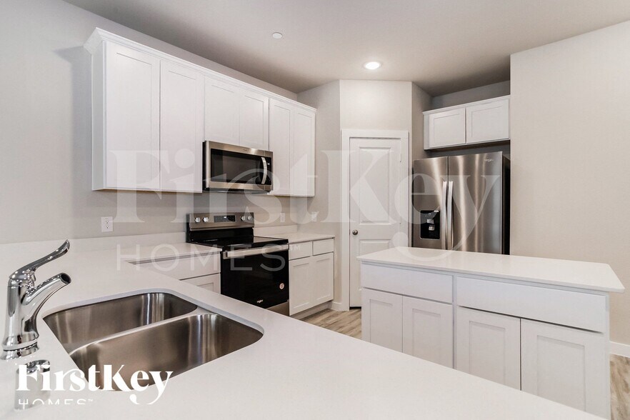 Building Photo - 323 Niki Dr