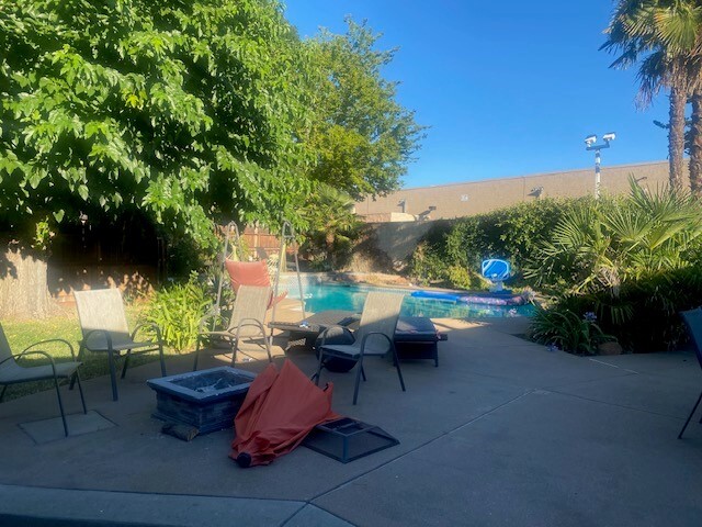 Building Photo - 2552 Mariposa Ave