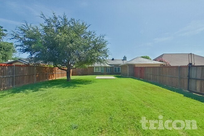 Building Photo - 1253 Essex Dr