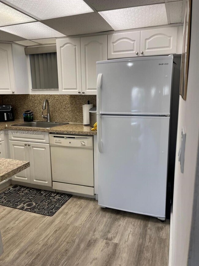 Building Photo - 8290 Lake Dr