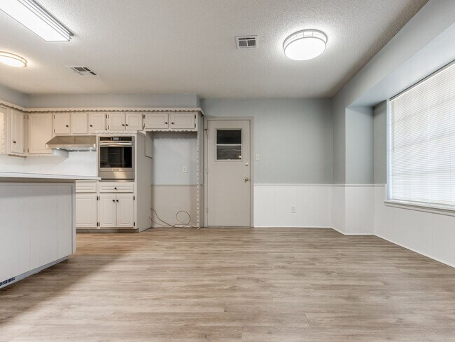 Building Photo - 3 Bed 2 Bath 2 Car Garage in Shawnee!