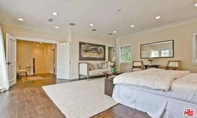 Building Photo - 580 N Kenter Ave