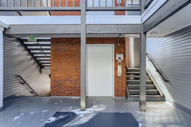 Building Photo - Pearl Street 1BR | Walkable, Remodeled, Covered Parking