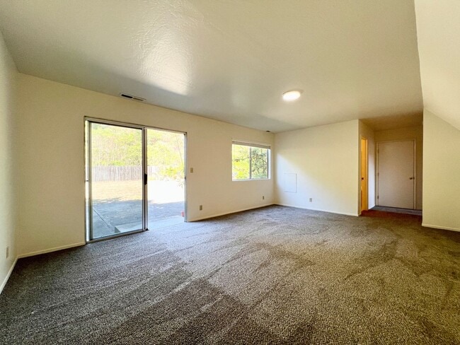 Building Photo - Spacious 4-Bed, 3-Bath Single-Family Home ...