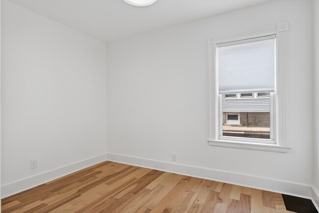 Building Photo - 28 Ekman St