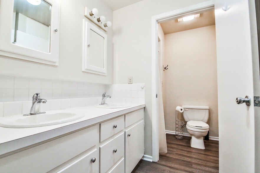 Building Photo - 711 6th Plz