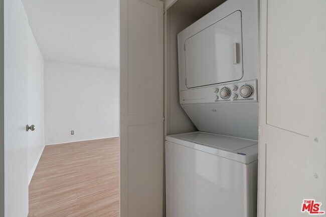 Building Photo - 1750 N Harvard Blvd