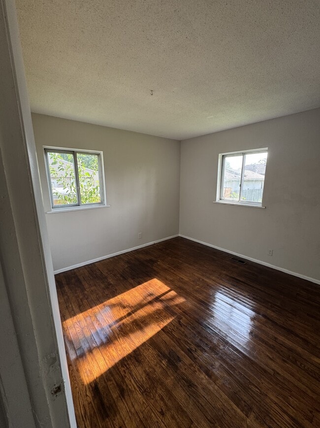Building Photo - 826 SE Eastgate Dr