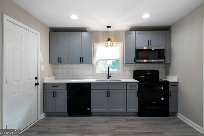 Building Photo - 515 Harper Ave SW