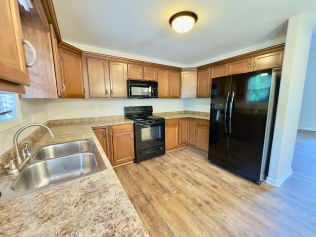 Building Photo - 638 Hidden Valley Dr