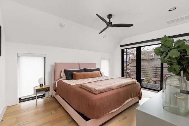 Building Photo - 1502 Waller St