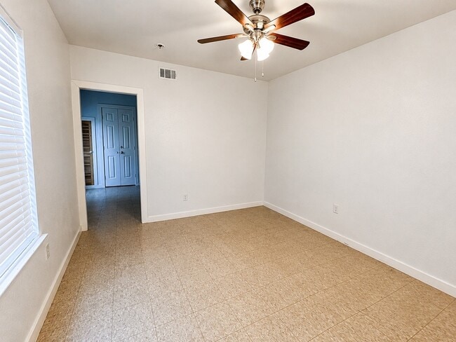 Building Photo - 2204 Hutchins St