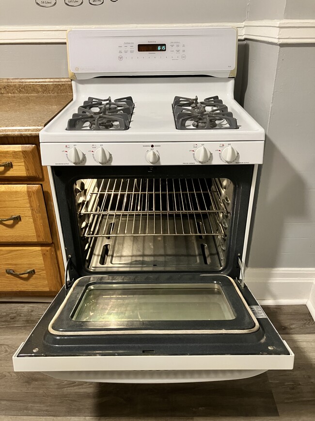 Gas stove - 256 Weyl St