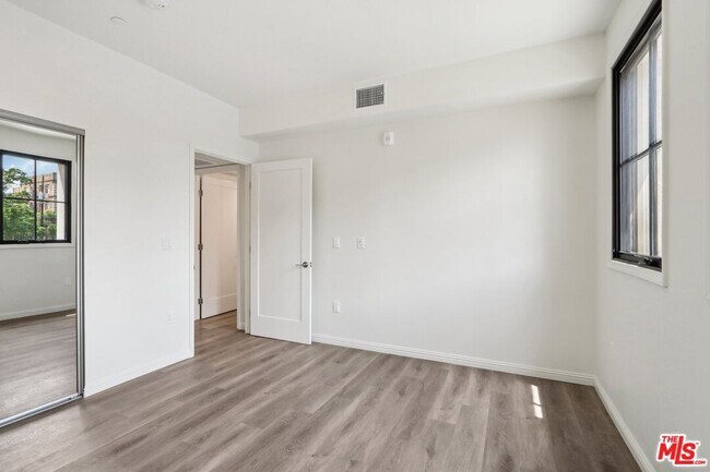 Building Photo - 951 S Wilton Pl