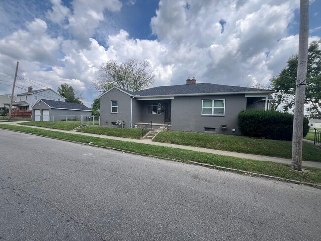 Building Photo - 652 Woodbury Ave