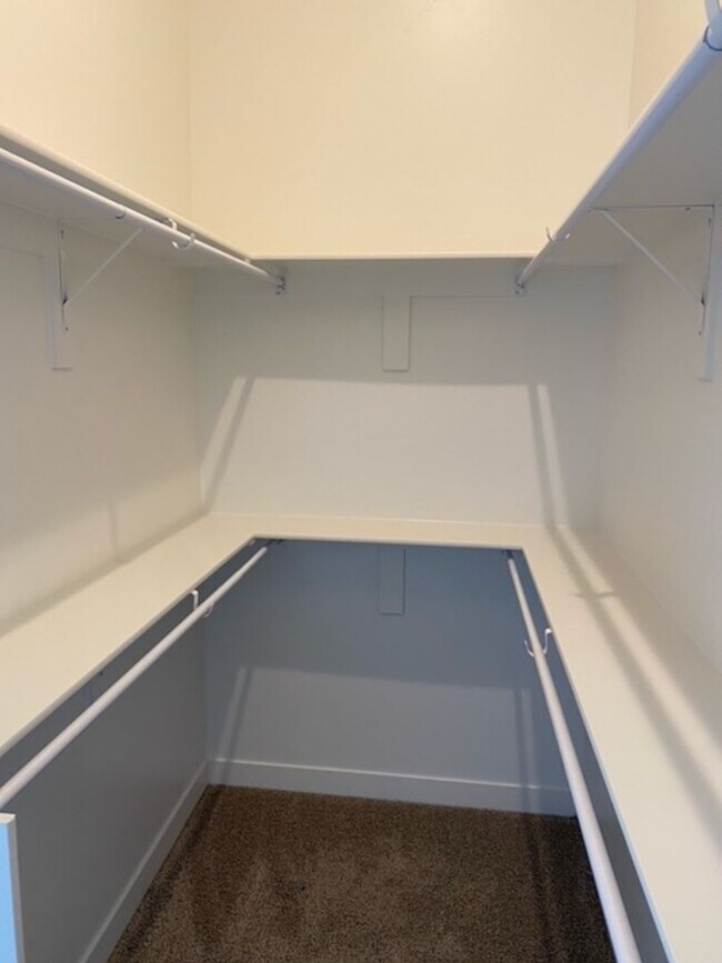Building Photo - Spacious Town Home