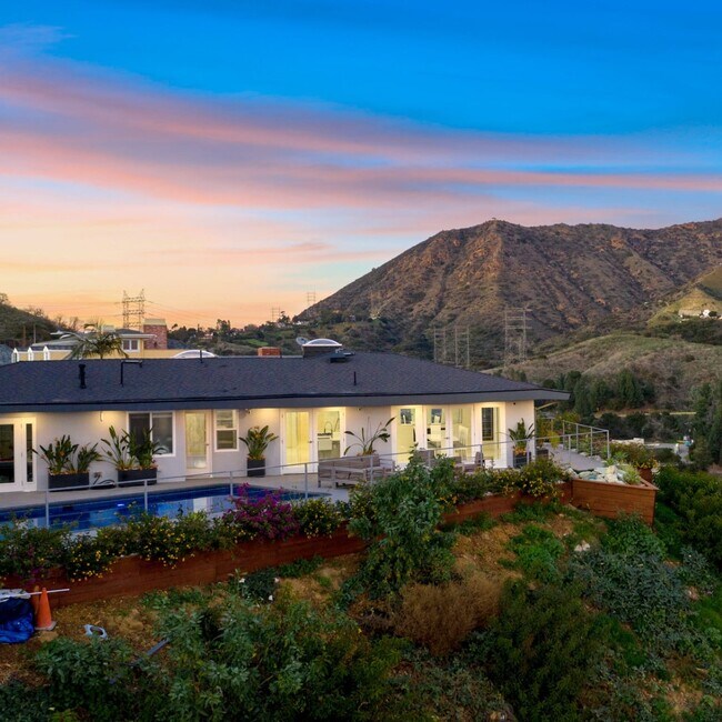 Primary Photo - 2900 Lakeridge Dr