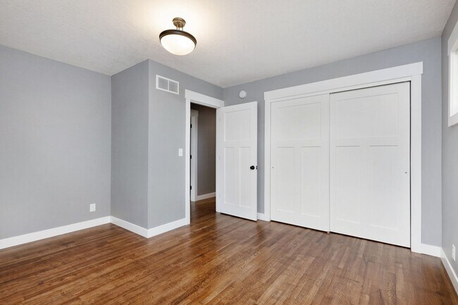 Building Photo - 1801 Elaine Dr