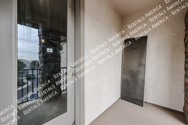 Building Photo - 1936 S Sycamore Pl