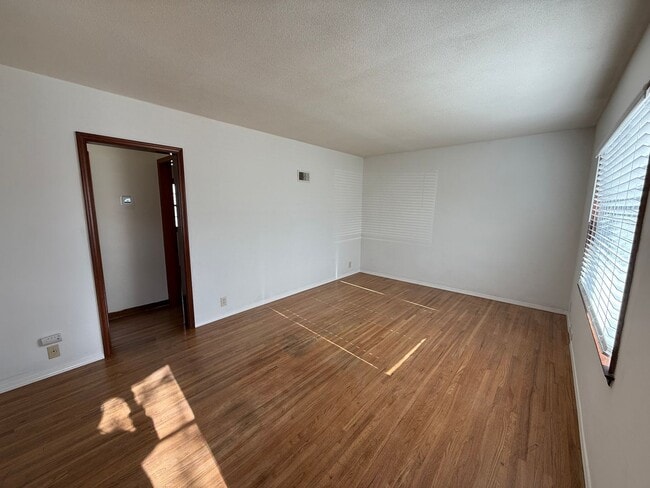 Building Photo - Three Bedroom, One and half bathroom, Attached Two Car Garage, Central Air!