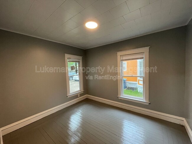 Building Photo - 720 Oak St