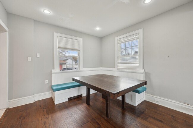 Building Photo - 48 Marinus St