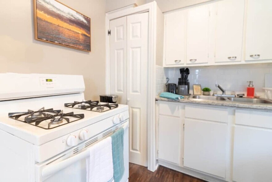 Building Photo - 3912 Crestview Dr