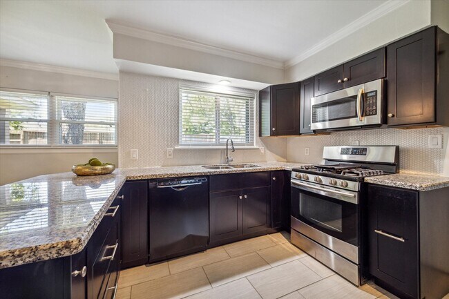 Building Photo - 2910 Freshmeadows Dr