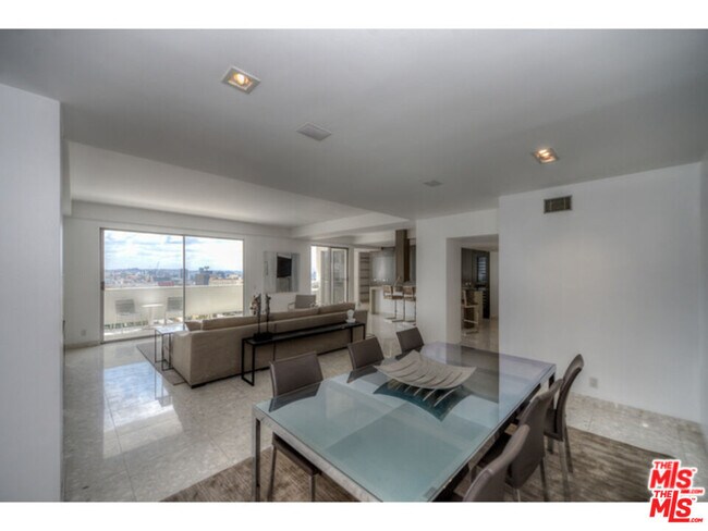 Building Photo - 7250 Franklin Ave