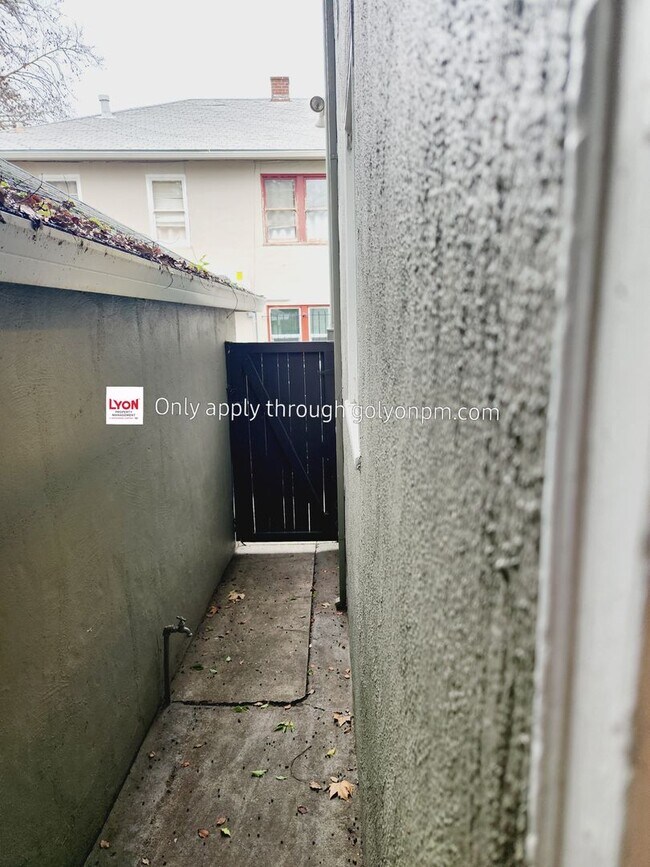 Building Photo - 936-940sa