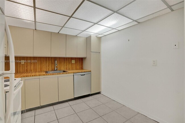 Building Photo - 18151 NE 31st Ct