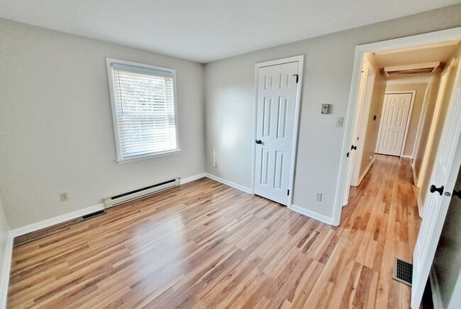 Building Photo - 3 Bed / 1-1/5 Bath Single Family Home w/Attached 2-Car Garage