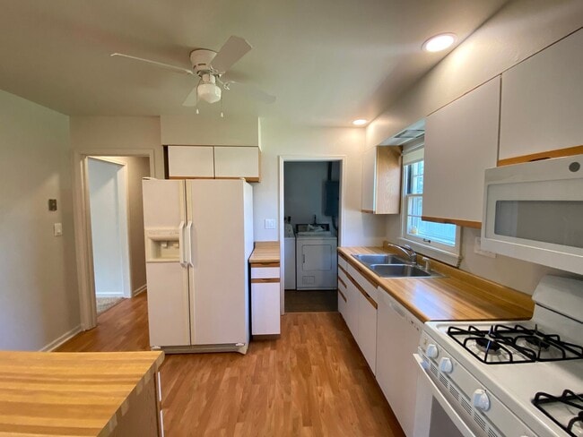 Building Photo - COMING SOON!!  3 Bedroom, 1 Bath Home Available Now!