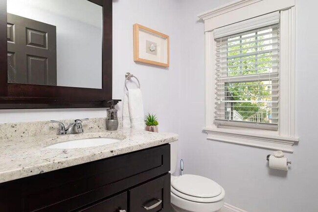 Building Photo - 810 Broadway-SI ID1511377P