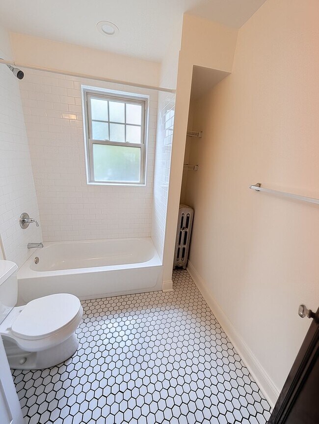 Building Photo - Bright and Sunny Updated 3-bed/1-bath near Loyola