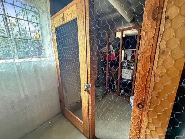 Building Photo - $0 DEPOSIT OPTION. CHARMING VINTAGE 1 BEDR...