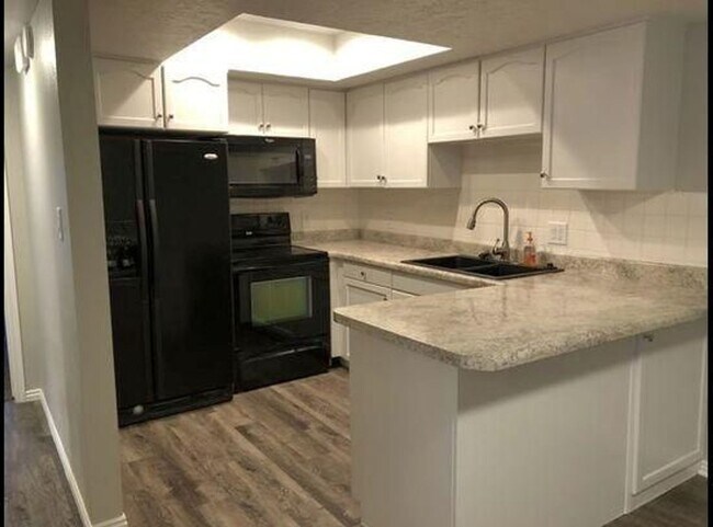 Building Photo - Beautiful remodeled 3 bedroom 2.5 bathroom in down town St George!