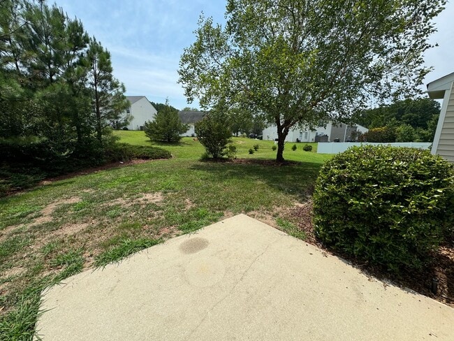 Building Photo - Stunning 3BR/2.5BA w/ Upgrades & Pool Access