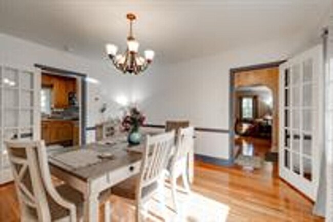 Building Photo - Beautiful Brick Home In A Desirable Location