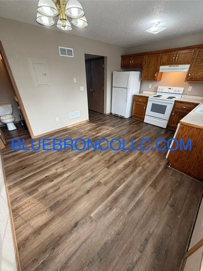 Building Photo - Lovely 2 bedroom townhome in Peculiar