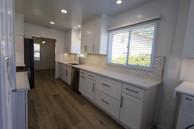 Building Photo - Freshly Renovated 3BR/2BA Pool Home – La C...