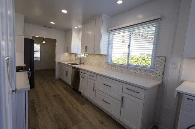 Building Photo - Freshly Renovated 3BR/2BA Pool Home – La Crescenta