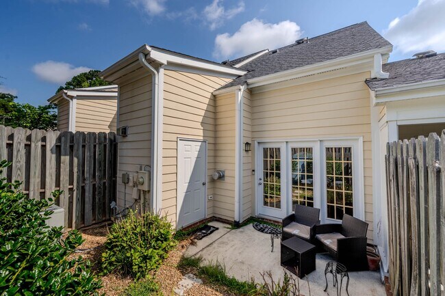 Building Photo - 2 Bed, 2 Bath SW Durham Townhome Near Duke and UNC * Mid or Long Term Rental