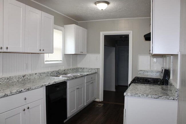 Building Photo - 305 W Lilac Ln