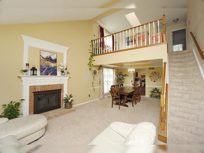 Building Photo - 6275 Hummingbird Dr