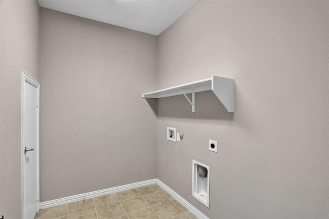 Building Photo - Located in McKinney's desirable Erwin Farms, this beautiful home exudes modern elegance and pract...