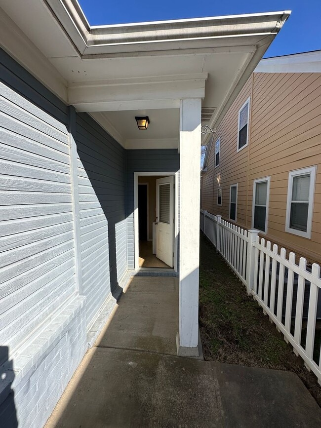 Building Photo - Move In Ready! Newly Refinished Floors! Upgraded Fixtures!